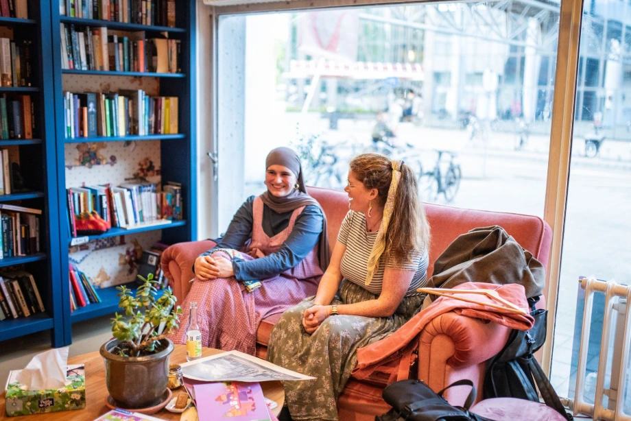 Drink goede koffie, werk, lees of ontmoet buurtgenoten in het gezellige café van Muna.