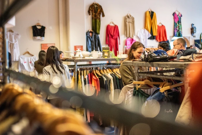 Kringloopwinkel in Amsterdam Nieuw-West met café. Kom kleding passen, een praatje maken met je buren en thee of koffie drinken bij Muna. 