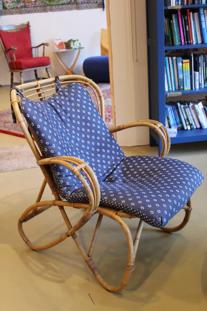 Mid-century rotan loungestoel met blauw kussen
