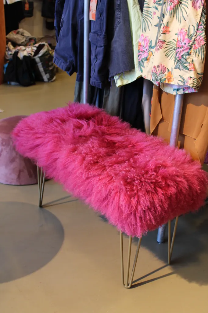Mongools roze schapenwollen bankje met hairpin poten
