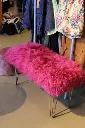 Mongools roze schapenwollen bankje met hairpin poten