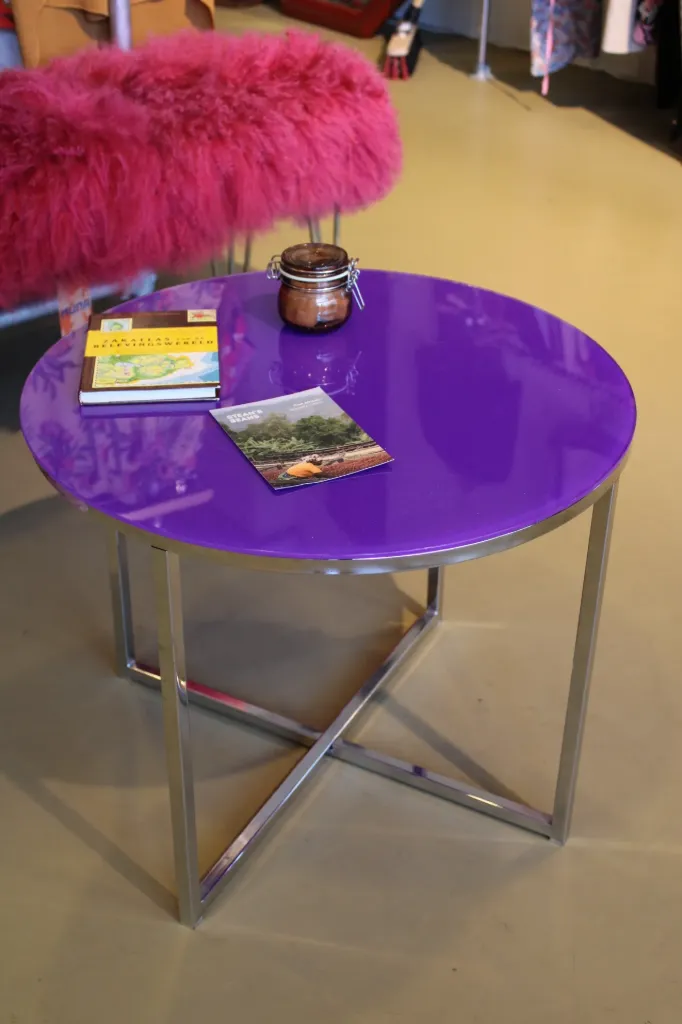 [verkocht] Madera Crossing bijzettafel: rond paars glas met chromen onderstel